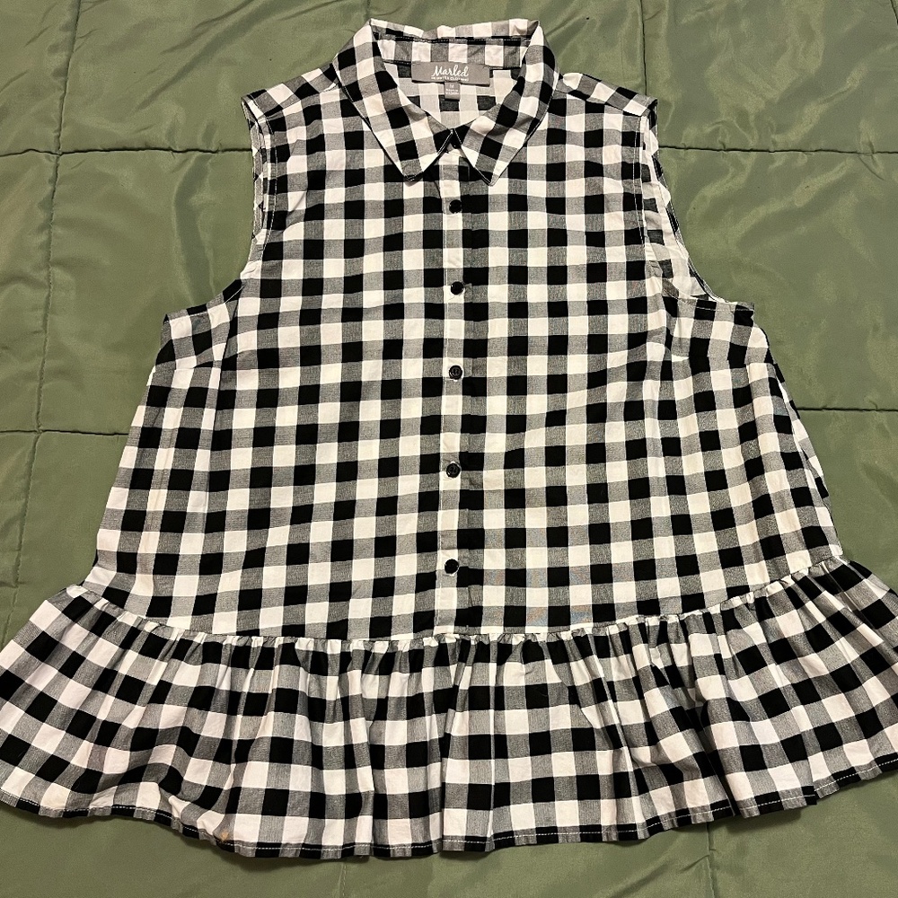 Marled black and white sleeveless peplum top